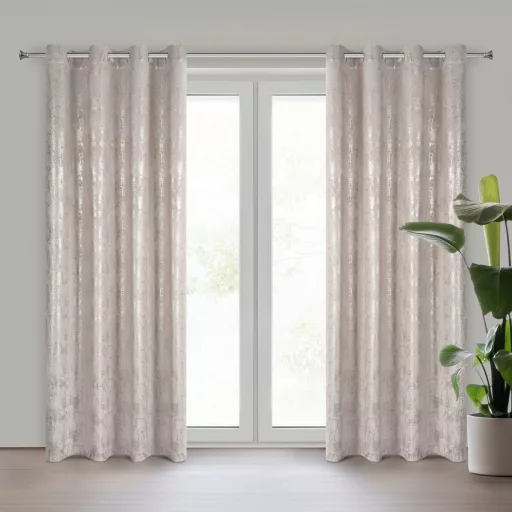 Különleges beige -pezsgőszínű dekorfüggöny fényes  mintával –fém  ringlivel rúdkarnisra 140X250cm 