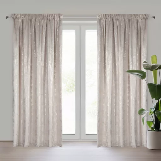 Különleges beige -pezsgőszínű dekorfüggöny fényes  mintával –egyenletes ceruza ráncolóval, rúdkarnisra és sínes karnisra, csipesszel és kampóval rögzíthető 140X270cm 