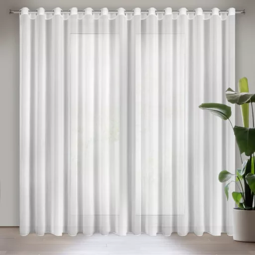 Modern fehér voile készfüggöny fém karikás kivitelben, rúdkarnisra. Könnyed, áttetsző enyhén fényes anyaga kellemes természetes fényt enged a helyiségbe, miközben elegáns megjelenést biztosít, 350X250