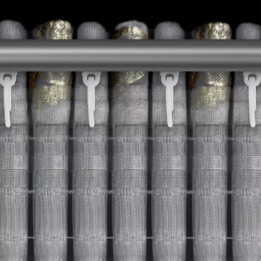 Arany virágmintás sötétítő függöny – Elegáns szürke  bársony dekorfüggöny arany fényes  mintával –egyenletes ceruza ráncolóval, rúdkarnisra és sínes karnisra, csipesszel és kampóval rögzíthető 140X270cm 