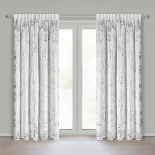 Ezüst virágmintás sötétítő függöny – Elegáns fehér  bársony dekorfüggöny arany fényes  mintával –egyenletes ceruza ráncolóval, rúdkarnisra és sínes karnisra, csipesszel és kampóval rögzíthető 140X270cm 