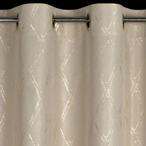 Különleges beige-arany sötétítő függöny modern rombuszmintával – Elegáns mikroszálas  dekorfüggöny fényes  mintával – arany színű ringlikkel 140X250cm 