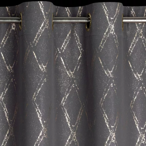 Különleges szürke-arany sötétítő függöny modern rombuszmintával – Elegáns mikroszálas  dekorfüggöny fényes  mintával – arany színű ringlikkel 140X250cm 