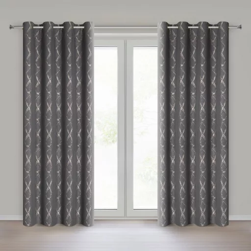 Különleges szürke-arany sötétítő függöny modern rombuszmintával – Elegáns mikroszálas  dekorfüggöny fényes  mintával – arany színű ringlikkel 140X250cm 