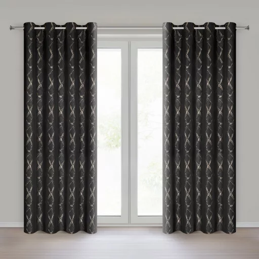 Különleges fekete-arany sötétítő függöny modern rombuszmintával – Elegáns mikroszálas  dekorfüggöny fényes  mintával – arany színű ringlikkel 140X250cm 