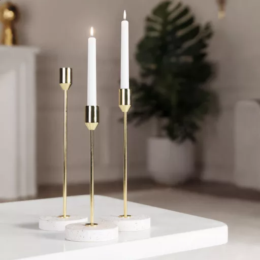 Elegáns arany színű gyertyatartó fehér márvány talppal 18cm