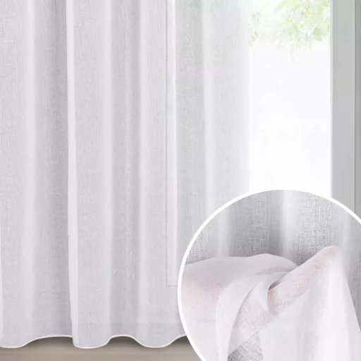 Fehér voile készfüggöny természetes szövött hatással – légies elegancia és időtlen stílus.Egyenletes ceruza ráncolóval, rúdkarnisra és sínes karnisra, csipesszel és kampóval rögzíthető. 140X270cm 