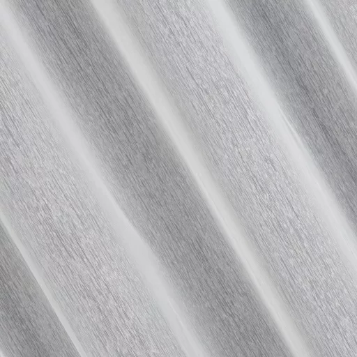 Prémium fehér voile készfüggöny esőszerű, függőleges textúrával és finom fényű anyagból. Fém karikás kialakítása modern megjelenést biztosít, miközben kellemesen szűri a természetes fényt. 140X250