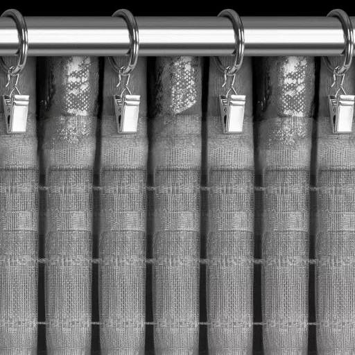 Ezüst virágmintás sötétítő függöny – Elegáns szürke  bársony dekorfüggöny fényes  mintával –egyenletes ceruza ráncolóval, rúdkarnisra és sínes karnisra, csipesszel és kampóval rögzíthető 140X270cm 