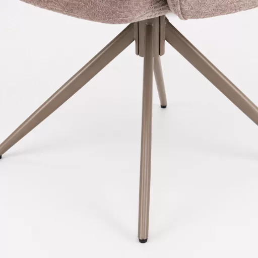 A modern forgószék  organikus lekerekített háttámlával,kényelmes- komfortos  táskarúgós ülőfelülettel,  textilkárpittal fahély beige színben  és elegáns beige fém lábakkal 62× 69×92 cm