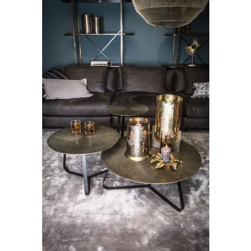 Modern stílusú, arany tónusú dohányzóóasztal  texturált asztallappal és fekete fém lábakkal.