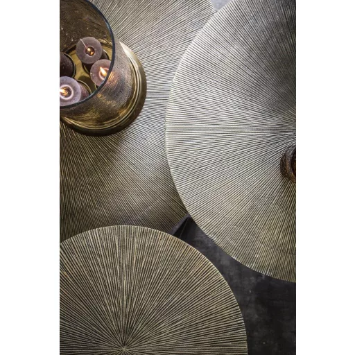 Modern stílusú, arany tónusú dohányzóóasztal  texturált asztallappal és fekete fém lábakkal.