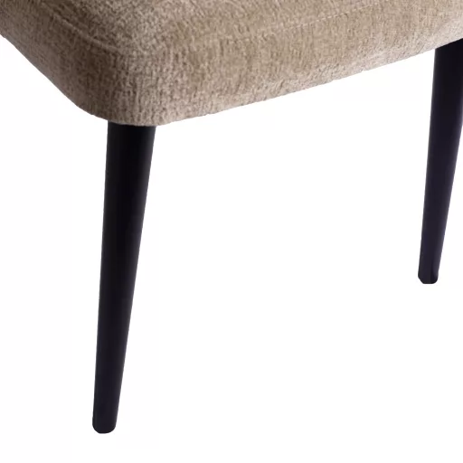 Karfás design szék – Krém kárpitozás, fekete lábakkal