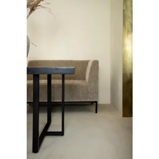 Modern krém színű designer kanapé , jobb karos  fekete fém lábakkal – kárpitozott nappali kanapé minimalista stílusban