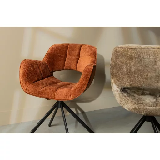 Forgatható karfás design szék – Sötétbarna kárpitozással, fekete talppal