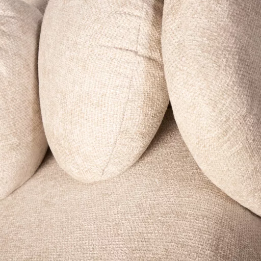 Krém lounge fotel díszpárnákkal – modern design karosszék nappaliba