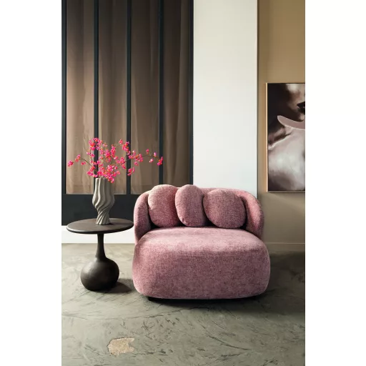 Púderrózsaszín lounge fotel díszpárnákkal – modern design karosszék