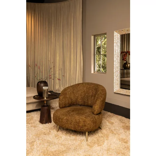 Modern barna design lounge fotel arany fém lábakkal – elegáns kárpitozott fotel nappaliba