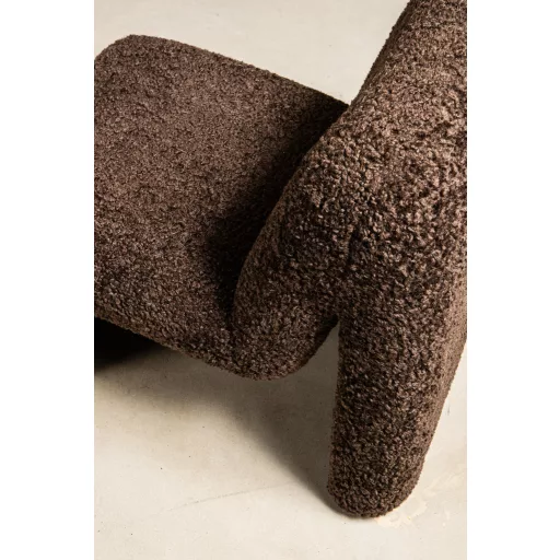 Modern sötétbarna bouclé design fotel – puha teddy kárpitozott lounge fotel nappaliba