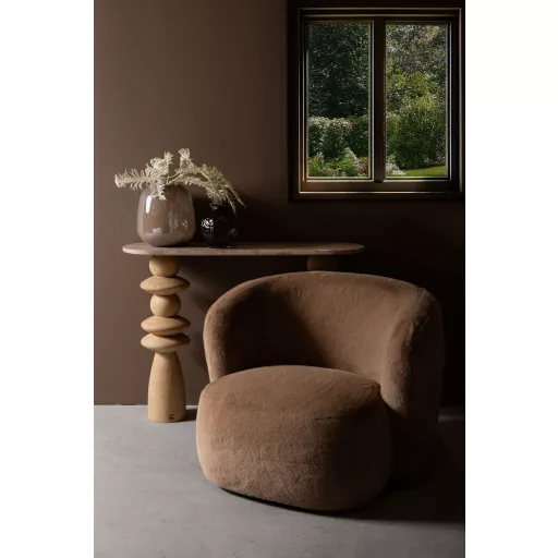Világosbarna lounge fotel puha textil kárpittal – modern design karosszék
