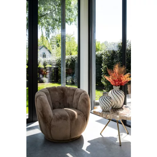 Barna plüss fotel – puha kárpitozású, kényelmes design fotel nappaliba