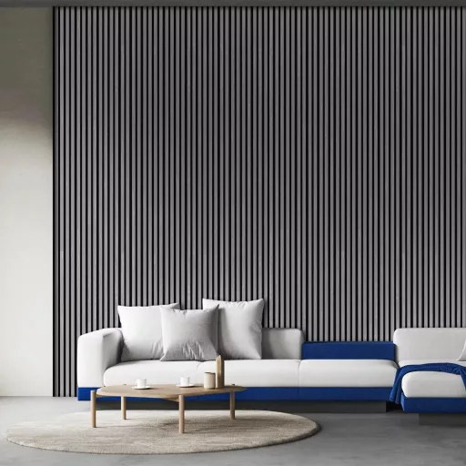 Világos szürke lamellás falpanel sötét alappal – modern 3D design falburkolat