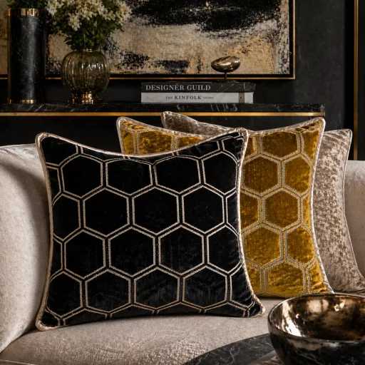 Elegáns arany hexagon mintás bársony díszpárna Designer Guild luxus anyag és finom szatén keverékével, fényes prémium kéderrel,  párnabelsővel 50x50cm