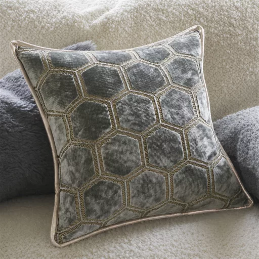 Elegáns vízkék hexagon mintás bársony díszpárna Designer Guild luxus anyag és finom szatén keverékével, fényes prémium kéderrel,  párnabelsővel 50x50cm