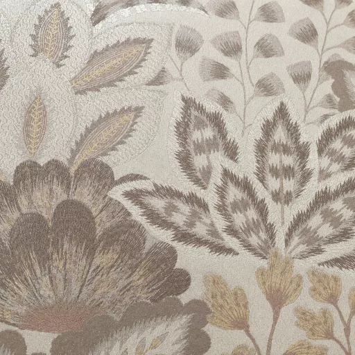 Elegáns botanikus mintás tapétapasztell beige színekben , részletgazdag virág- és levélminták, modern és természetes dekortapéta , hímzett anyag struktúra