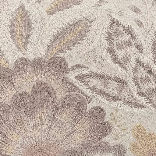 Elegáns botanikus mintás tapéta taupe- barna színben , részletgazdag virág- és levélminták, modern és természetes dekortapéta ,  hímzett anyag struktúra