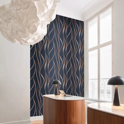Elegáns, hullámzó mintavilágú prémium design tapéta-mélykék-taupe színben 1,06x 2,6m