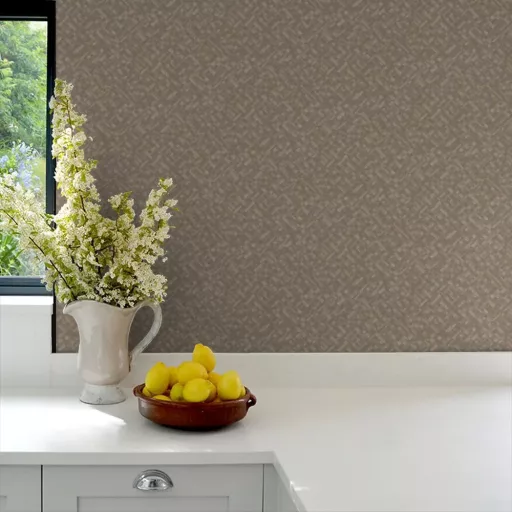 Taupe barna fonott hatású tapéta – elegáns geometrikus textúrával