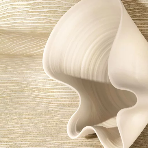 Elegáns, hullám mintás textilhatású tapéta, amely finom struktúrával ,meleg beige árnyalatban 10mx 0,7m