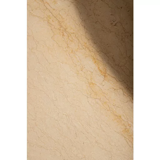 Kerek dohányzóasztal márvány tetővel – modern design asztal fém talppal